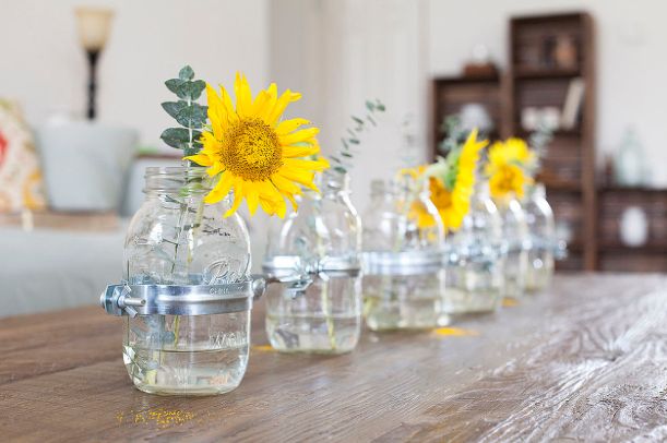 mason-jar-vase-centerpiece-offbeat-and-inspired